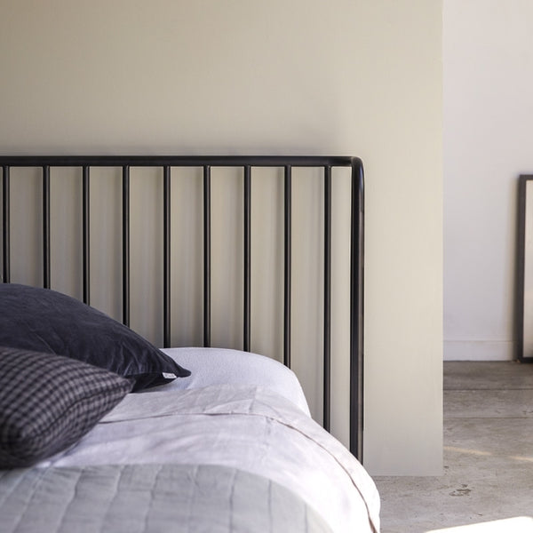 Live - Metal headboard